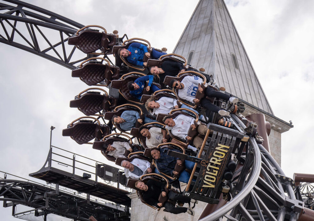 Benjamin Henrichs, Antonio Nusa, Maarten Vandevoordt, Arthur Vermeeren, Tidiam Gomis, Assan Ouédraogo und Viggo Gebel von RB Leipzig in "Voltron Nevera powered by Rimac" © Europa-Park GmbH & Co Mack KG