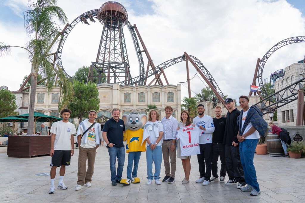 Die Spieler von RB Leipzig mit Ann-Kathrin Mack, Michael Mack und Thomas Mack, geschäftsführende Gesellschafter Europa-Park © Europa-Park GmbH & Co Mack KG